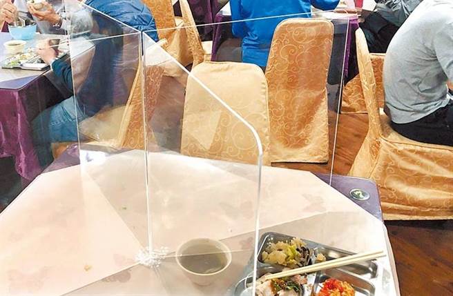 医师分享餐厅内用坐在感染者旁边最危险。（本报系资料照）