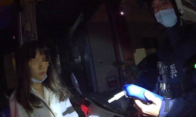 高市杨姓女子骑电动自行车用手机导航被巡逻警方拦下，警方发现她脸红红，杨女坦承吃姜母鸭，结果酒测超标被送办。（翻摄照片／石秀华高雄传真）★中时新闻网关心您：喝酒过量，有碍健康！
★中时新闻网提醒您：酒后不开车，安全有保障！