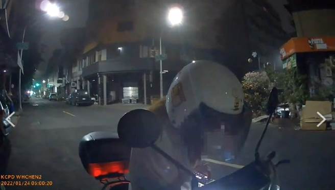 杨姓女子骑电动自行车用手机导航被巡逻警网拦下。（翻摄照片／石秀华高雄传真）★中时新闻网关心您：喝酒过量，有碍健康！
★中时新闻网提醒您：酒后不开车，安全有保障！