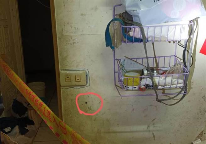 具原住民身份的46岁高姓男子，日前和邻居发生纠纷，疑心存芥蒂，23日晚间黄汤下肚后，竟持非法自制猎枪到邻居家门口，朝屋内开枪，所幸无人受伤，不过客厅墙面遭子弹毁损贯穿。（吉安警分局提供／罗亦晽花莲传真）