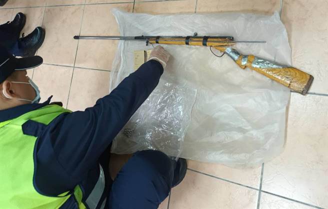 具原住民身份的46岁高姓男子，23日晚间黄汤下肚后，竟持非法自制猎枪到曾发生纠纷的邻居家门口，朝屋内开枪，所幸无人受伤，警方循线逮捕高男后，起获犯案用非法猎枪1支、喜得钉1枚、钢珠1包等物。（吉安警分局提供／罗亦晽花莲传真）