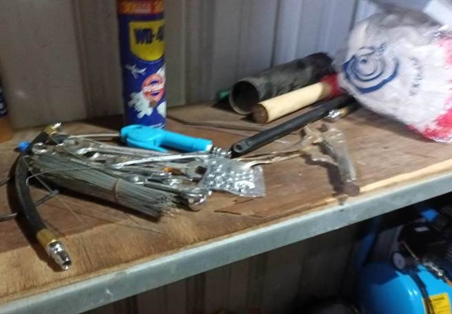 具原住民身份的46岁高姓男子，23日晚间黄汤下肚后，竟持非法自制猎枪到曾发生纠纷的邻居家门口，朝屋内开枪，所幸无人受伤，警方循线逮捕高男后，起获犯案用非法猎枪1支、喜得钉1枚、钢珠1包等物。（吉安警分局提供／罗亦晽花莲传真）