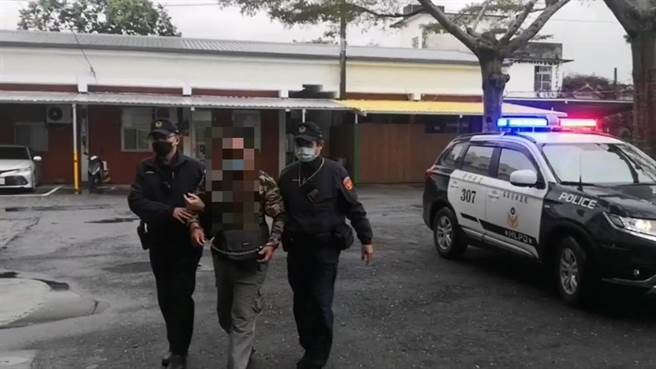 具原住民身份的46岁高姓男子，23日晚间黄汤下肚后，竟持非法自制猎枪到曾发生纠纷的邻居家门口，朝屋内开枪，所幸无人受伤，警方循线逮捕高男后，将依枪炮弹药刀械管制条例、杀人未遂、恐吓、毁损等罪名移送侦办。（吉安警分局提供／罗亦晽花莲传真）