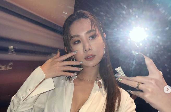 安心亞辣穿深V，解放黑色內在美。（圖／取材自安心亞Instagram）