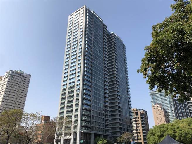 （中台湾首座钻石级智慧建筑「由鉅大恒」，以每坪均价65.68万元，稳居台中西区第一名宅。图／曾丽芳）  