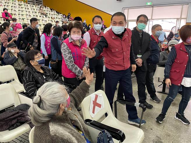 Omicron變異病毒株疫情蔓延，新北市長侯友宜今（25日）視察中和疫苗接種站。（葉書宏攝）