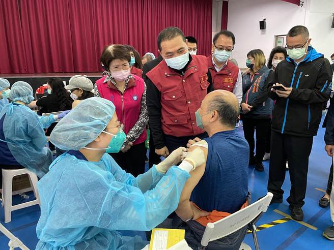 Omicron變異病毒株疫情蔓延，新北市長侯友宜今（25日）視察中和疫苗接種站。（葉書宏攝）