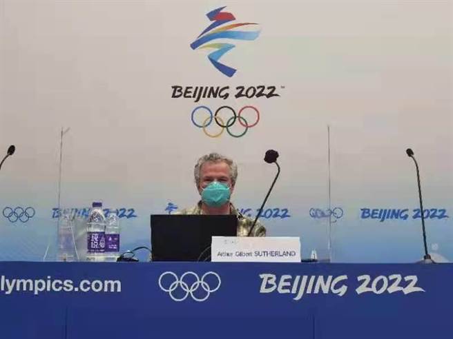 国际奥会制冰工程顾问萨瑟兰24日在媒体吹风会。（新华社）