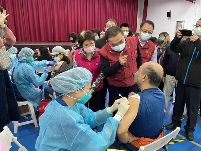 Omicron變異病毒株疫情蔓延，新北市長侯友宜今（25日）視察中和疫苗接種站。（葉書宏攝）