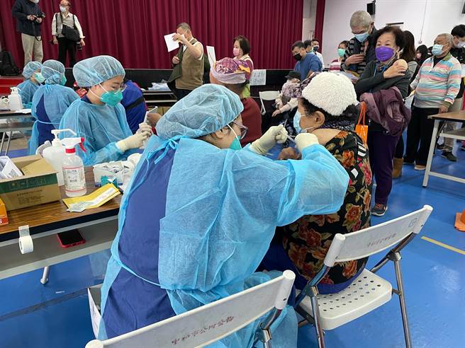Omicron變異病毒株疫情蔓延，新北市長侯友宜今（25日）視察中和疫苗接種站。（葉書宏攝）