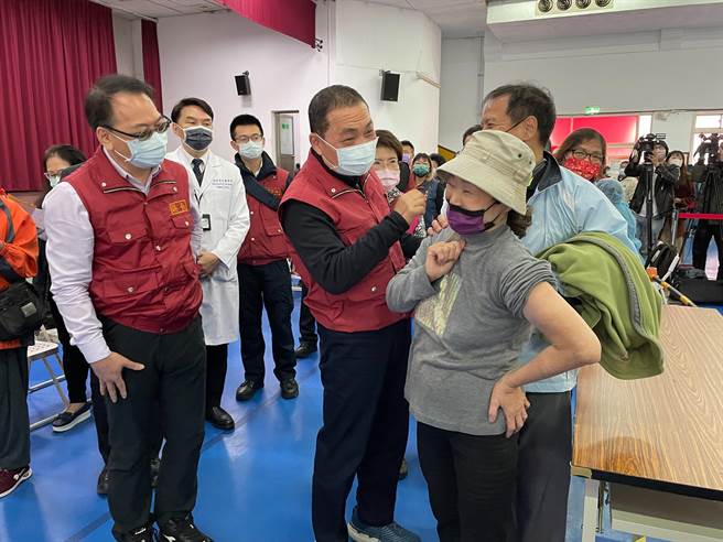 Omicron變異病毒株疫情蔓延，新北市長侯友宜今（25日）視察中和疫苗接種站。（葉書宏攝）