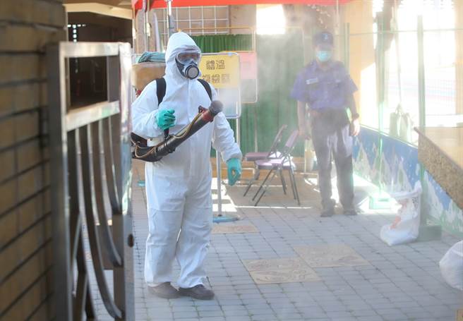 醫師施景中透露，身邊一名朋友，因為新冠肺炎已很久沒有出門，所以也沒有打疫苗，沒想到某日親戚到家拜訪後，全家都感染Omicron。圖為社區清消照。（圖／記者鄭任南攝影）