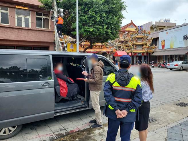 苗栗监理站7日在竹南镇龙凤宫前发现有违规载客的白牌车。（苗栗监理站提供／李京升苗栗传真）