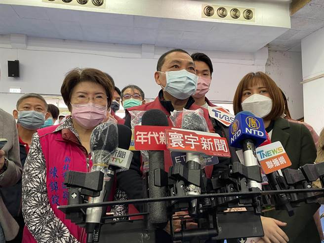 新北市长侯友宜今（25日）表示，目前疫苗无论是莫德纳或BNT，「数量是可以提供的！」呼吁大家一起接种，提高第3剂接种率。（叶书宏摄）
