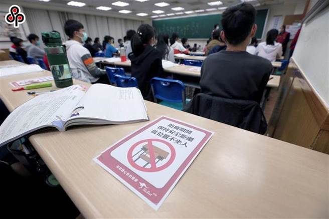 社區有確診！補習班要求PCR陰性才能上課，讓這名媽媽傻眼。示意圖為補習班上課狀況。（本報資料照片）
