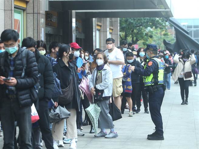 新冠肺炎爆发至今，已让不少民眾感到倦怠，越来越多人讨论是否应该「不要清零，直接与病毒共存比较好？」图为民眾排队打疫苗。（陈怡诚摄）