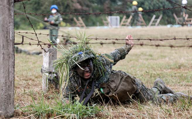 本土疫情出現升溫趨勢，指揮中心也開放第三劑追加劑預約，國防部表示，符合間隔滿3個月的官兵，鼓勵依期程完成接種，目前約25％官兵已經接種追加劑，至於第二劑接種達94％。（示意圖，摘自中華民國陸軍臉書）