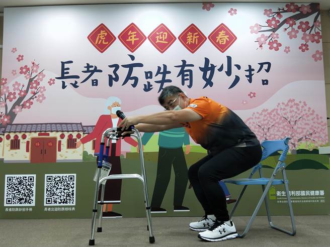 康寧醫院急診科醫師郭健中示範如何使用輔具，從坐姿欲起身時，可將助行器放置在前方，將上半身往前傾，即可順利起身。（王家瑜攝）