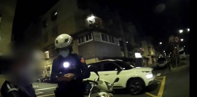 潘男贪图方便没戴安全帽被拦。（翻摄照片／高雄洪靖宜传真）