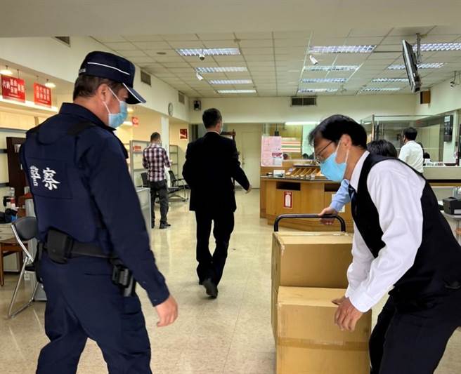 台中市警察局第三分局正义派出所也出勤提供辖内银行将高达2千万的新钞安全送达。（台中市三分局提供／冯惠宜台中传真）