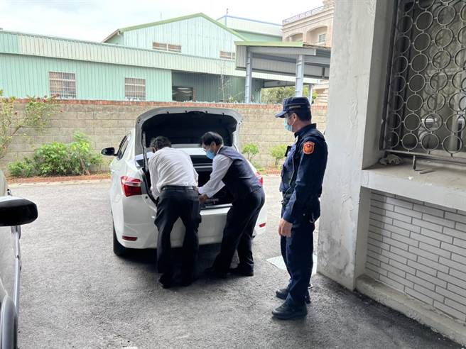 台中市警察局第三分局正义派出所也出勤提供辖内银行将高达2千万的新钞安全送达。（台中市三分局提供／冯惠宜台中传真）