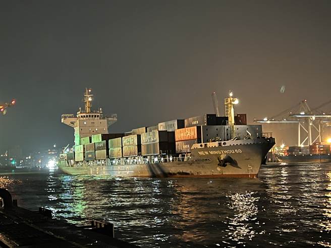 儘管台北进行的投资与借贷对立陶宛GDP带来的成长，可能无法抵销北京贸易报復造成的GDP下滑；但维尔纽斯藉此开拓新市场并多元化贸易伙伴，进而减低对北京过度依赖。图为大陆拒收的立陶宛兰姆酒，装载在船上驶抵基隆。(图/中央社)