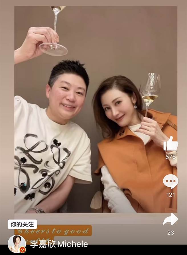 李嘉欣曬照片，暴瘦手腕有如骷顱。（圖／翻攝自李嘉欣Michele微博）