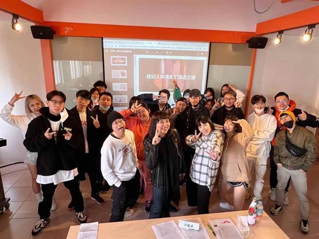 許維琪以「經紀人與演員的溝通之道」為題，指導同學試鏡技巧。(台北海大提供)