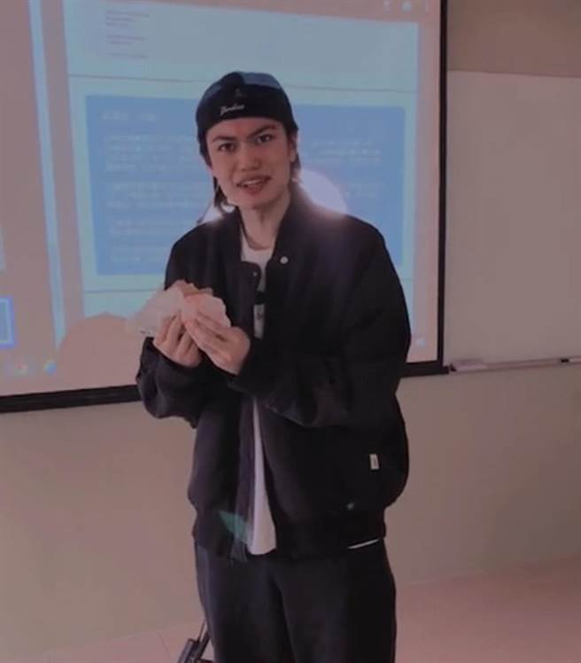 劉子銓挑戰試鏡吃漢堡表情豐富。(台北海大提供)