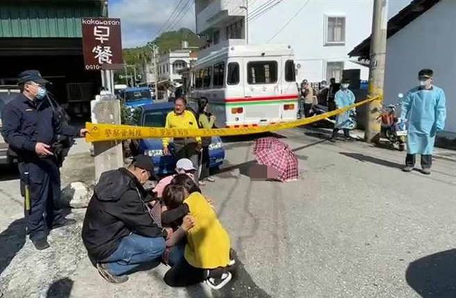 台東2歲童衝出早餐店遭撞亡，母親崩潰痛哭，肇事司機表示完全來不及反應。（民眾提供／蔡旻妤台東傳真）