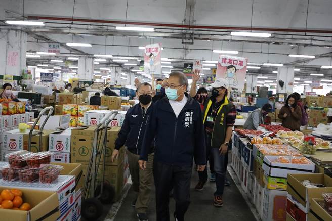 高雄市农业局长张清荣今日凌晨巡视果菜批发市场，了解各项蔬果的民生品供应及市场防疫整备情形。（高雄市农业局提供／林雅惠传真）