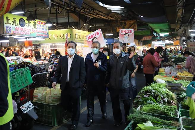 高雄市农业局长张清荣今日凌晨巡视果菜批发市场，了解各项蔬果的民生品供应及市场防疫整备情形。（高雄市农业局提供／林雅惠传真）