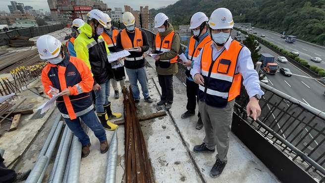 新北市捷运局长李政安今率队前往捷运三莺线高风险工项现场视察，立刻发现现场有设备未确实检点、物料随意堆置等缺失，依约开罚11万元。（捷运局提供）