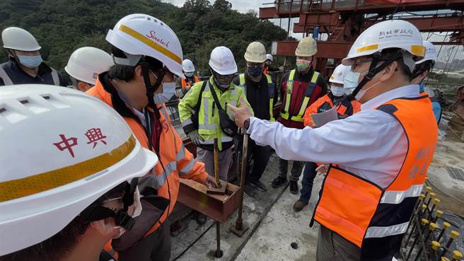 新北市捷运局长李政安今率队前往捷运三莺线高风险工项现场视察，立刻发现现场有设备未确实检点、物料随意堆置等缺失，依约开罚11万元。（捷运局提供）