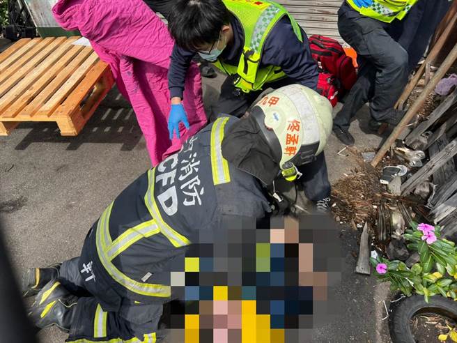 台中市消防局25日上午10时49分获报在大里环中东路七段发生电击意外，立即出动救护。（民眾提供／冯惠宜台中传真）