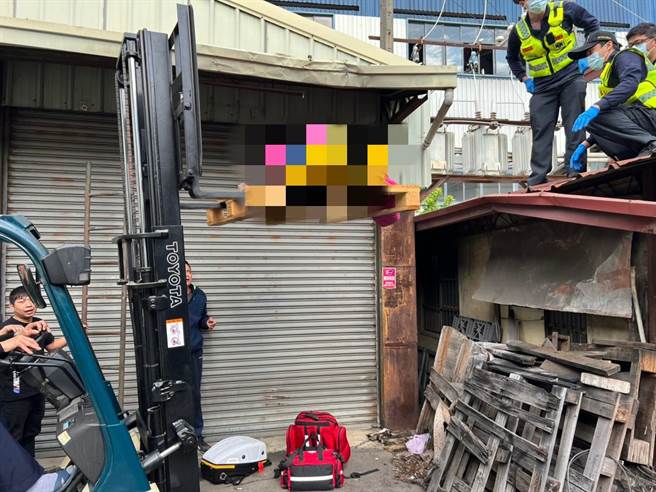 台中市消防局25日上午10时49分获报在大里环中东路七段发生电击意外，立即出动救护。（民眾提供／冯惠宜台中传真）