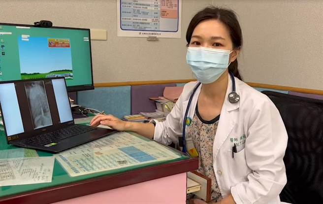 高雄长庚儿童内科部儿童胃肠科主治医师赖宛孜收治一名误饮清洁剂的一岁男童，X光片显示，男童的食道经8次扩张术之后，只剩笔芯宽度。（高雄长庚医院提供／袁庭尧高雄传真）