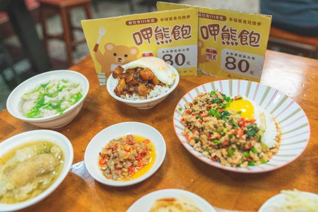 為讓弱勢家庭愛心餐不因春節中斷，新竹市政府與竹市300多家愛心商家今年持續推動「呷熊飽」餐食補助計畫。（陳育賢攝）