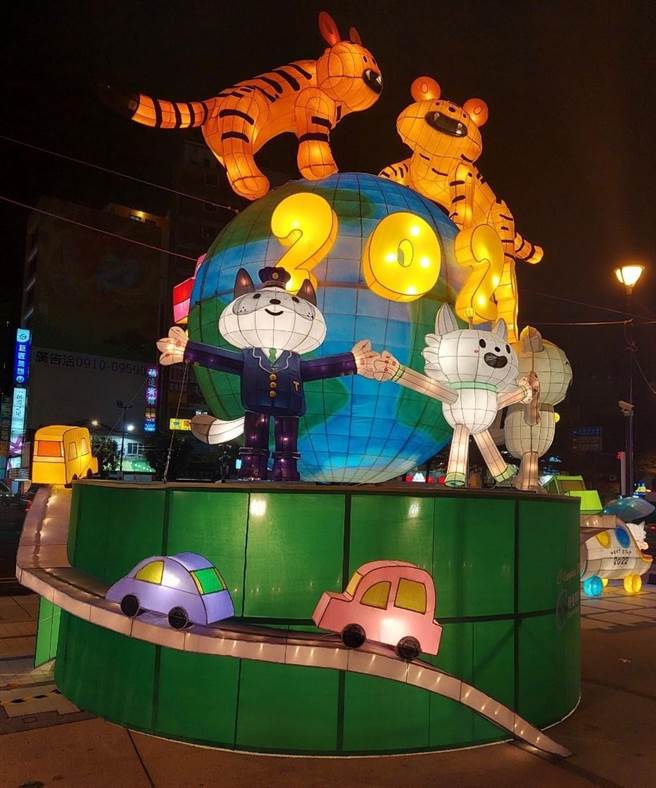 彰化市彰化火車站前的「彰化300．古城慶典之都」系列活動，主燈區主燈每晚將持續點亮至3月底。（彰化市公所提供／謝瓊雲彰化傳真）