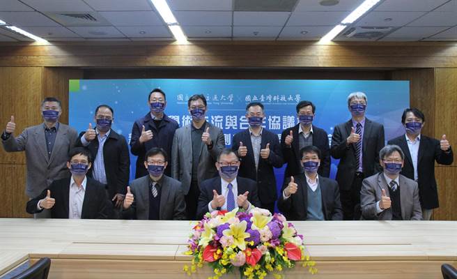 因应5G通讯、AIoT物联网发展趋势，阳明交通大学与台湾科技大学25日共同签订「学术交流与合作协议书」以及「合作备忘录」。（阳明交大提供／陈育贤新竹传真）
