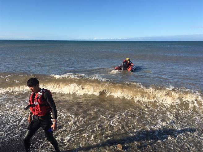 屏東楓港漁民出海捕鰻魚失蹤，海空搜救中。（翻攝畫面／謝佳潾屏東傳真）