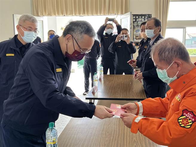 警政署长陈家钦（左）25日到台南慰劳员警及义警、义交和巡守队等民力。（张毓翎摄）