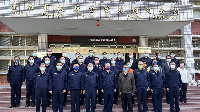 会后，警政署长陈家钦（前排左五）与大伙在白河分局前拍大合照留念。（张毓翎摄）