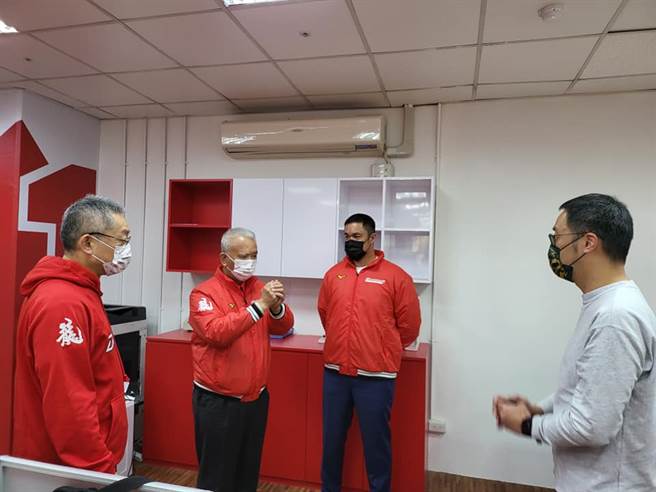 林智胜与味全龙签约。（撷取自魏应充脸书粉丝团）