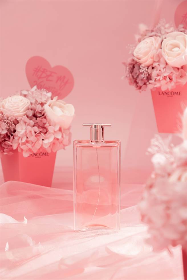0208-0214购买兰蔻唯我香水50ml以上即赠「扩香玫瑰香氛礼」情境图。（兰蔻提供） 