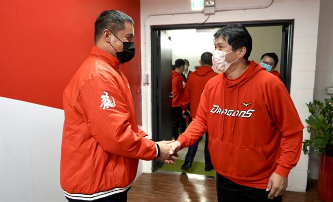 林智胜（左）新球季将改披味全龙战袍，25日完成签约后与总教练叶君璋相见欢。（味全龙提供）