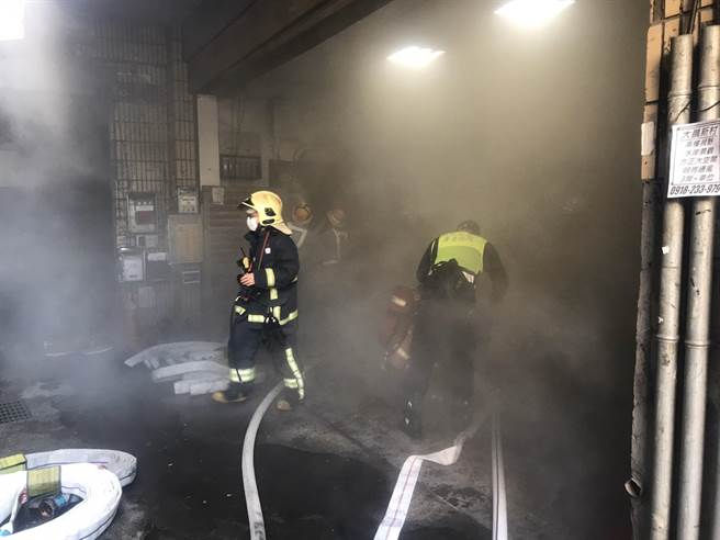 新北市新店区民权路某6层建物今（25日）下午1时许传出火警，火势浓烟从地下一楼窜出，消防局获报派遣86人前往救援。（翻摄画面）