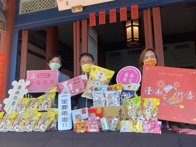 黄伟哲(中）今天于国定古蹟赤崁楼宣传「2022台南行春」活动。（曹婷婷摄）