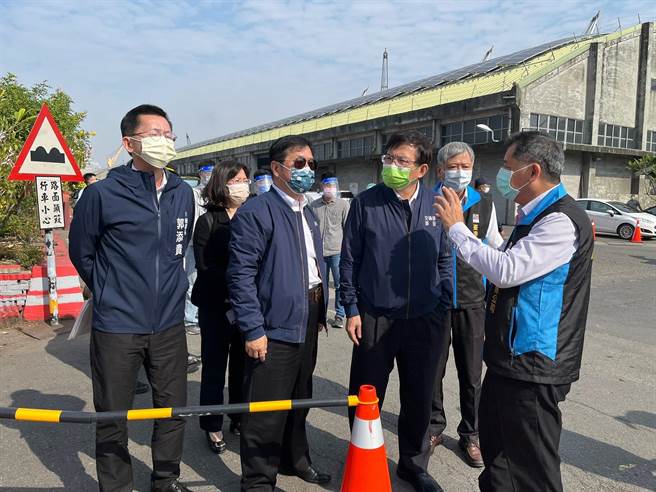 交通部長王國材親赴高雄港視察港區防疫措施及港區作業人員篩檢情形(交通部提供)
