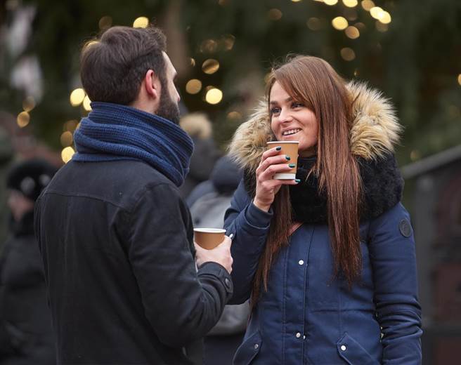 网友分享确诊女友与他同住，他事后採检却什么状况都没有。（示意图／Shutterstock）